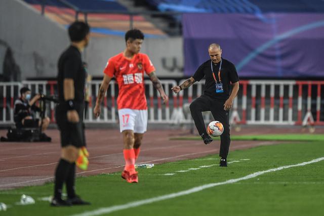 国足星夜抵达雅加达 客战印尼主力框架已形成