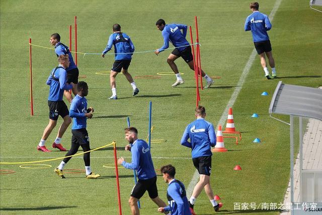 德州公开赛因雷暴第三轮未完 麦金泰尔处于榜首